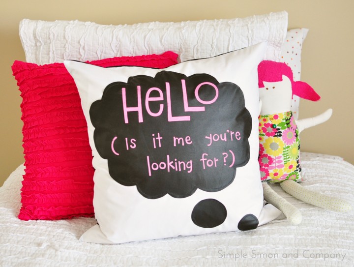 Fun DIY Chalk Cloth Speech Bubble Pillow - from Simple Simon and Co. Love this - think of all the fun things you could write!